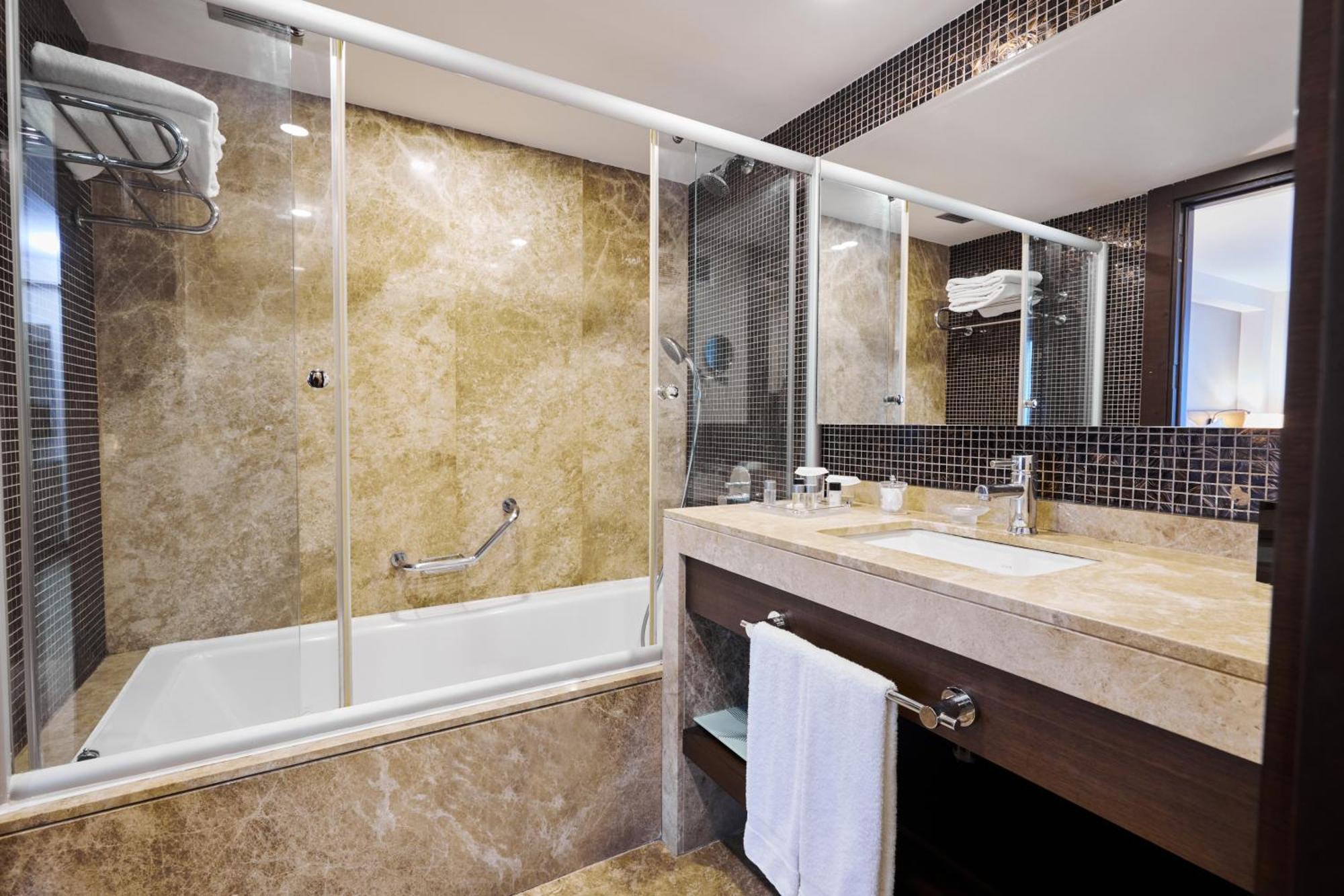 Grande Chambre Lits Jumeaux Deluxe - Accès Gratuit au Spa